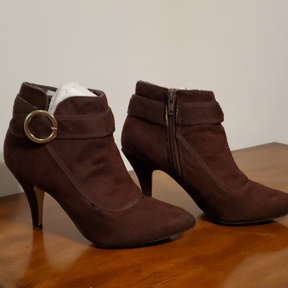 Shoedazzle brown faux suede booties, size 6 - Picture 3 of 6
